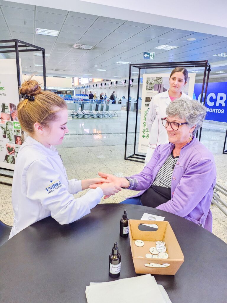exposicao-historias-transplantes Enfermeira aplicando reflexologia no aeroporto