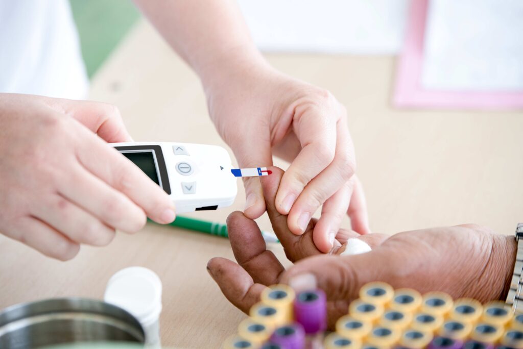 Paciente realizando glicemia capilar para controle do diabetes