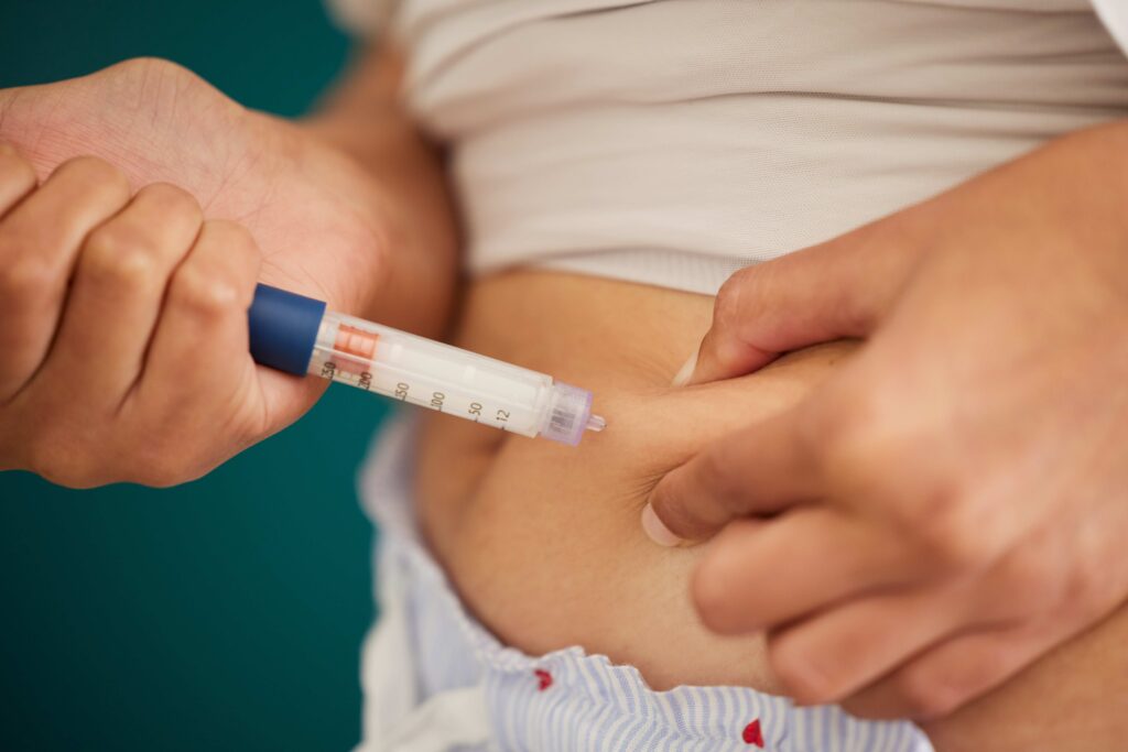 Paciente tomando insulina, medicamento utilizado por pessoas com diabetes