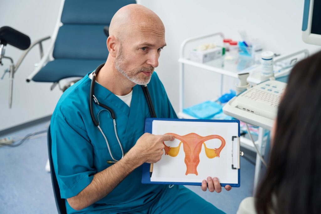 Médico explicando sobre o câncer de colo de útero